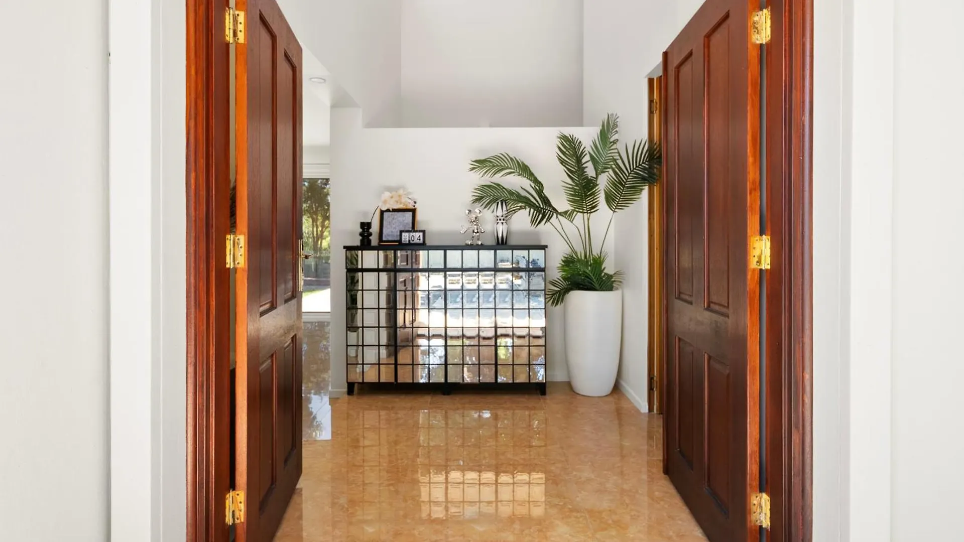 Spacious Waterfront Retreat In Broadbeach Waters Gold Coast Holiday home