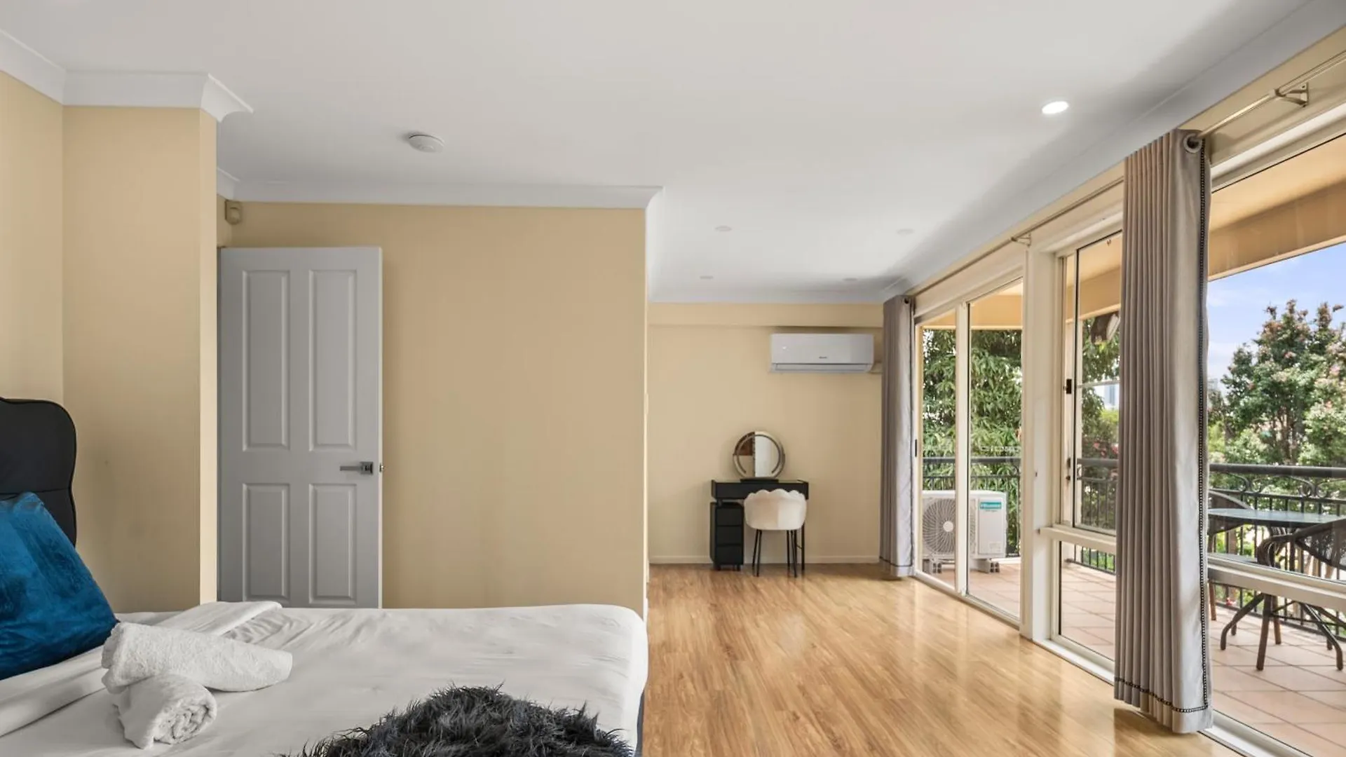 Spacious Waterfront Retreat In Broadbeach Waters Gold Coast