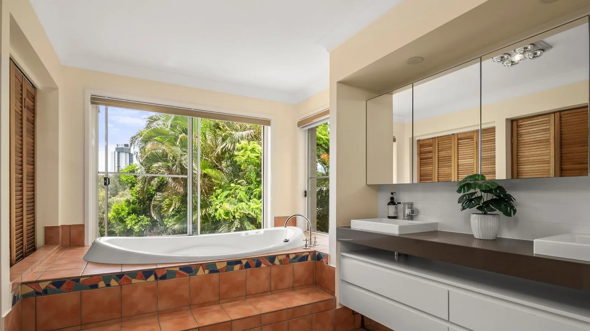 Holiday home Spacious Waterfront Retreat In Broadbeach Waters Gold Coast Australia
